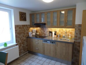 Kühlschrank, Mikrowelle, Geschirrspüler, Kochgeschirr/Geschirr/Besteck