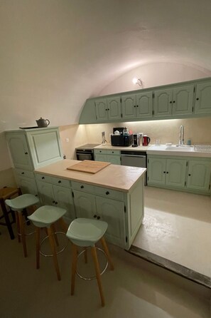 Refrigerador, microondas, lavavajillas y utensilios de cocina 