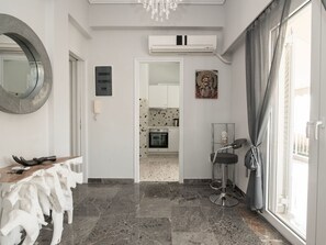 Interior - Athen von unserem Haus aus, wenige Schritte von der Akropolis entfernt by Interhome (Athen)