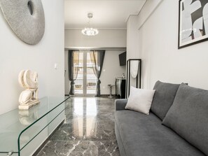 TV - Athen von unserem Haus aus, wenige Schritte von der Akropolis entfernt by Interhome (Athen)