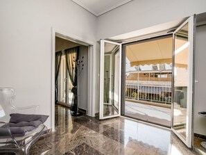 Interior - Athen von unserem Haus aus, wenige Schritte von der Akropolis entfernt by Interhome (Athen)