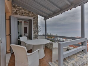 Outdoor dining - "Centaur Villa" direkt am Strand by Interhome (Aghios Dimitrios)