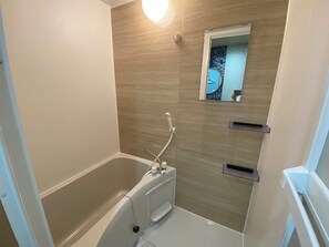 Een bubbelbad, een haardroger, handdoeken, zeep