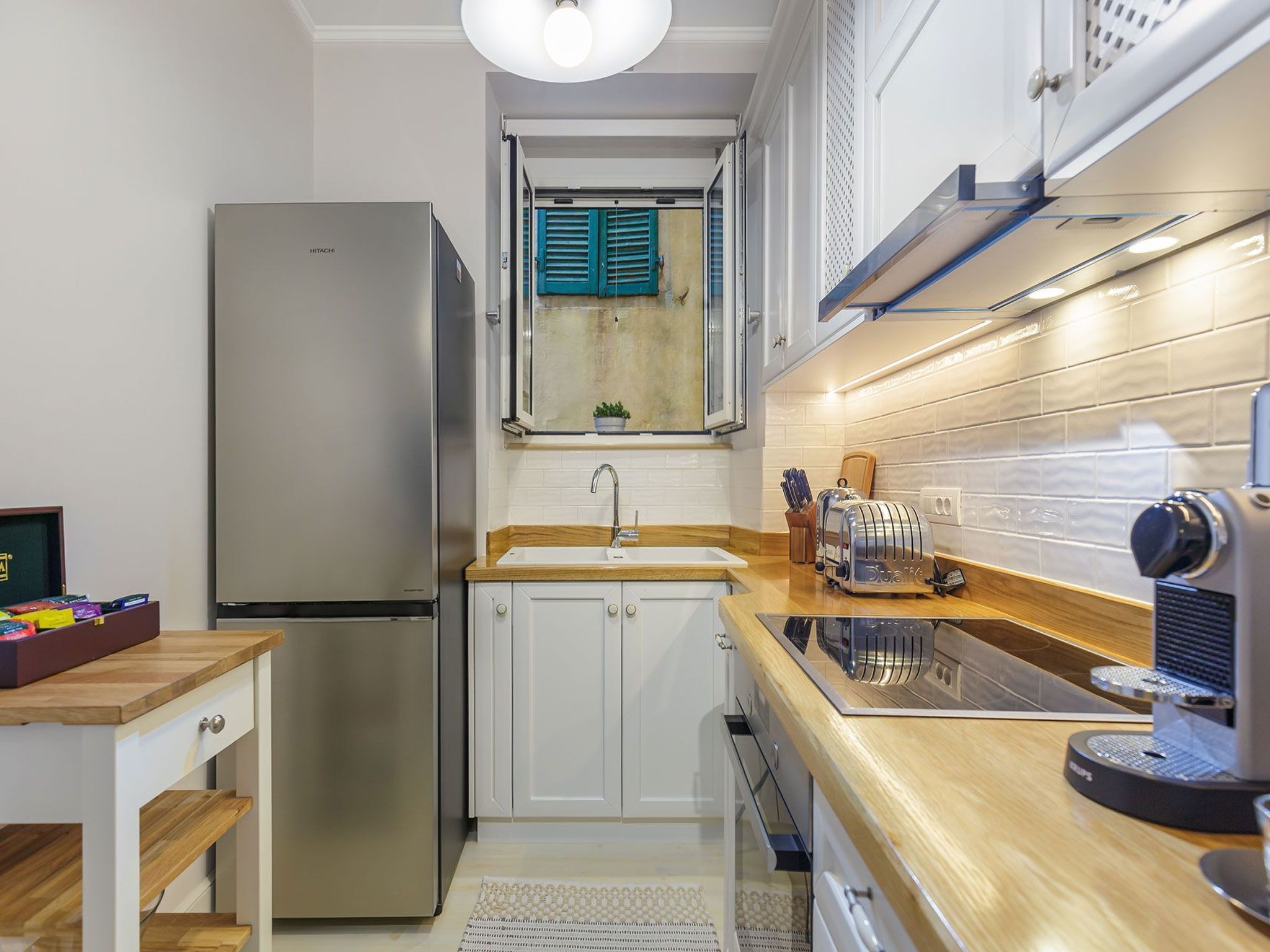 Geladeira, fogão, talheres/pratos/utensílios de cozinha