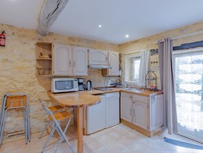 Fridge, microwave, dishwasher, cookware/dishes/utensils - les Milandes in Sainte-Mondane by Interhome (Carlux)