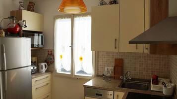 KĂŒhlschrank, Mikrowelle, GeschirrspĂŒler, Kochgeschirr/Geschirr/Besteck