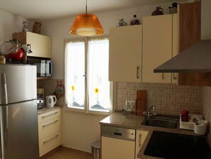 Kühlschrank, Mikrowelle, Geschirrspüler, Kochgeschirr/Geschirr/Besteck