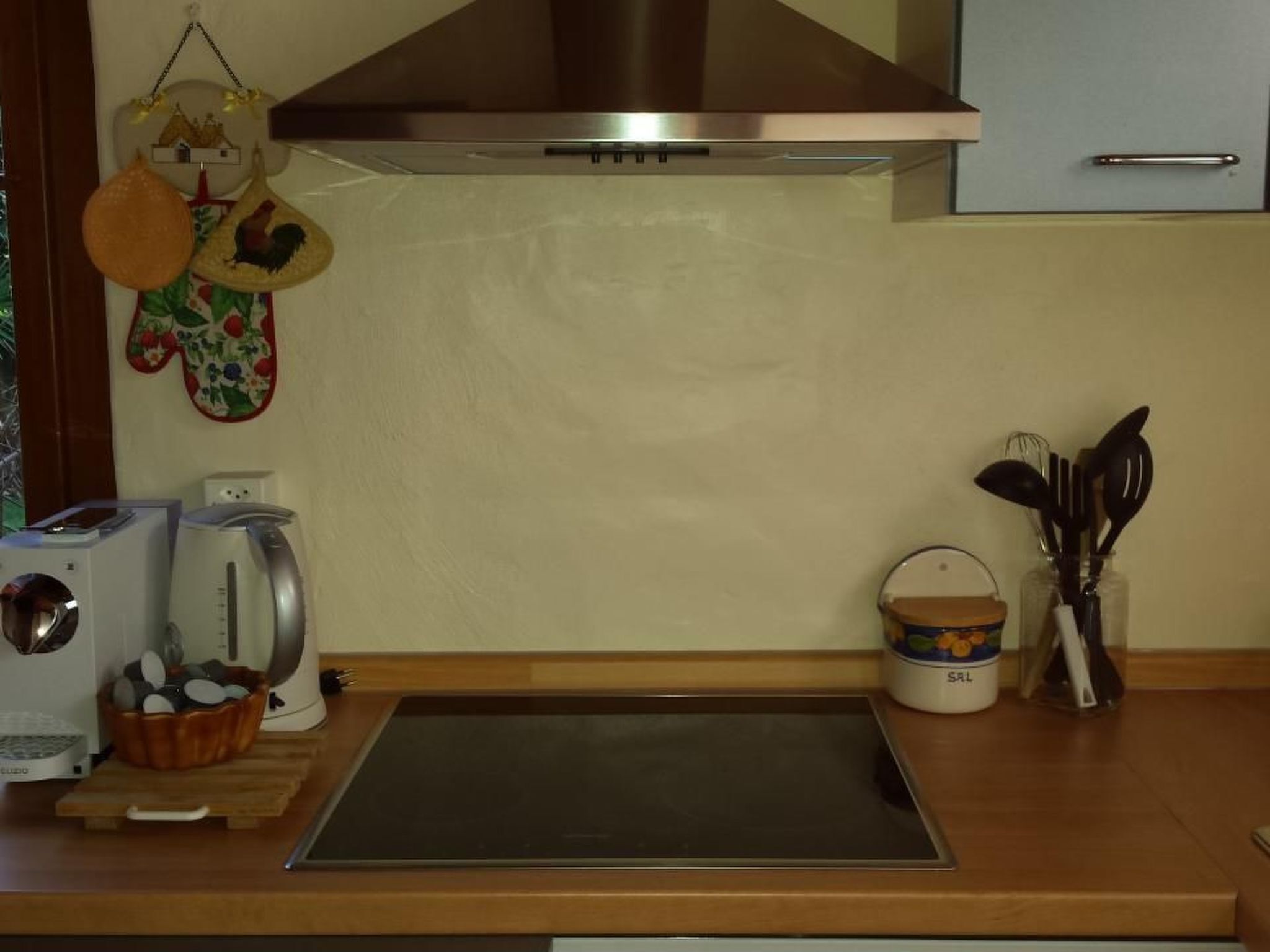 Jääkaappi, uuni, astianpesukone, keittoastiat/astiat/ruokailuvälineet