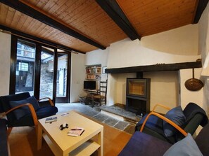 TV, fireplace - Casa Anna by Interhome (Avegno)