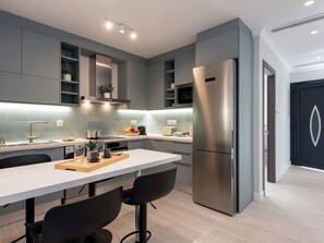Kühlschrank, Mikrowelle, Ofen, Geschirrspüler
