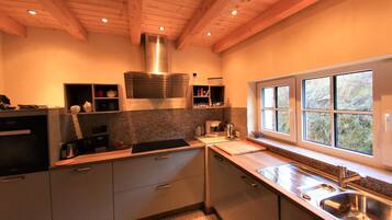 Kühlschrank, Ofen, Geschirrspüler, Kochgeschirr/Geschirr/Besteck