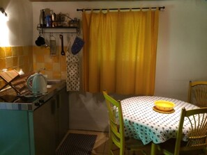 Fridge, cookware/dishes/utensils - weg von der Zuvielisation by Interhome (Menzonio)