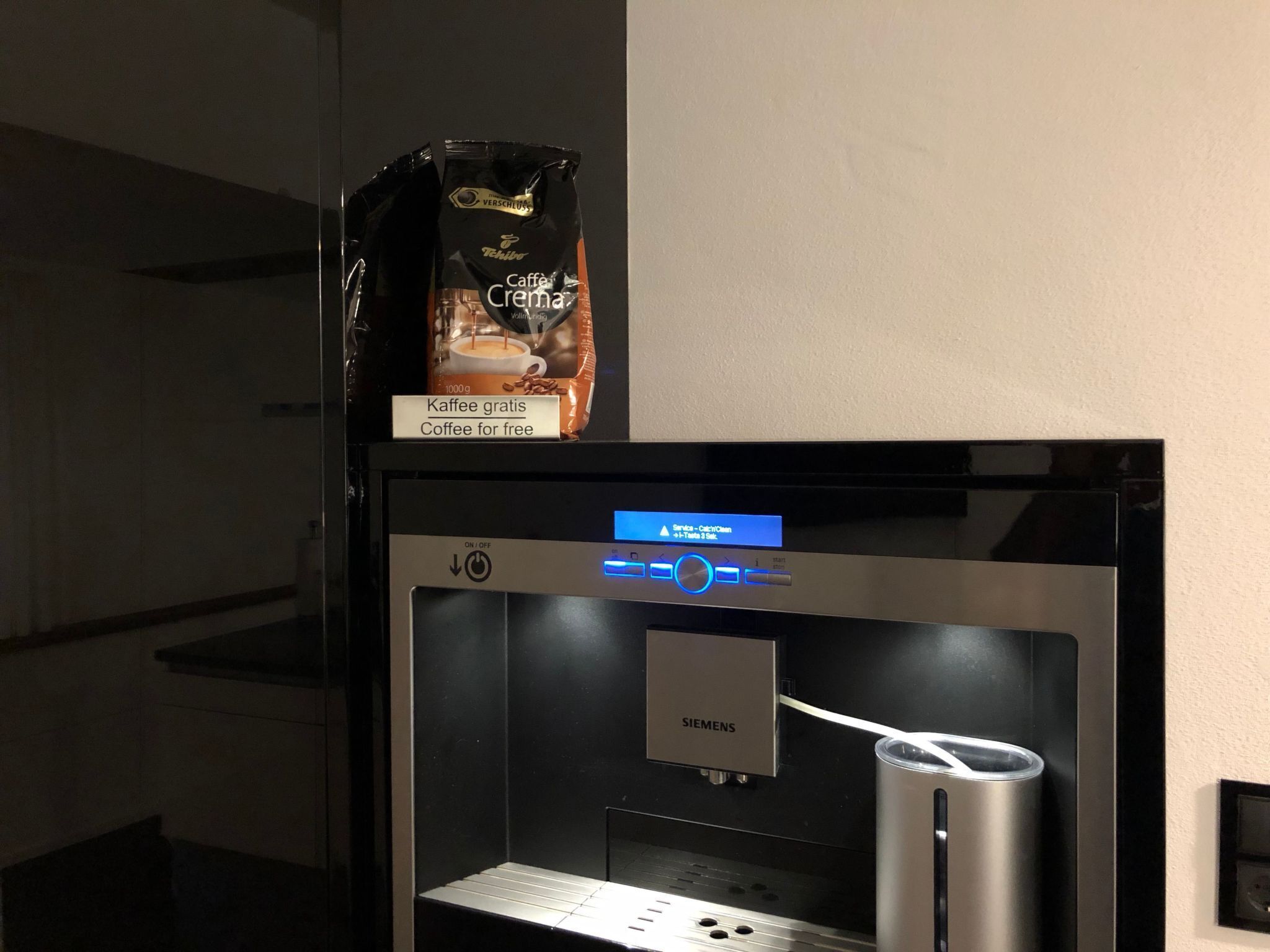 Màquina de cafè amb dispensador de càpsules i suport per a tasses.