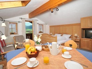 Dining - Komfortable Ferienwohnung mit herrlichem Bergblick by Interhome (Reit im Winkl)