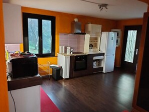 Frigorífic, microones, forn i utensilis de cuina, vaixella i coberteria 