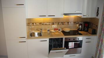 Kühlschrank, Mikrowelle, Ofen, Geschirrspüler