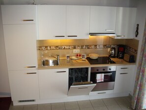Kühlschrank, Mikrowelle, Ofen, Geschirrspüler
