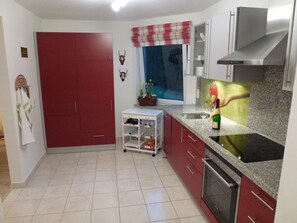 Refrigerador, horno, lavavajillas y utensilios de cocina