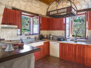 Fridge, microwave, oven, dishwasher - Aresti Mountain Resort Villa Ira mit privatem Pool by Interhome (Agios Leon)
