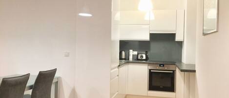 Kjøleskap, mikrobølgeovn, ovn og oppvaskmaskin