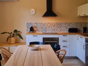 Fridge, microwave, oven, dishwasher - im Herzen eines Weinguts, Terrasse und Balkon mit Bergblick, Schwimmbad by Interhome (Le Pradet)