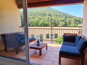 Property grounds - im Herzen eines Weinguts, Terrasse und Balkon mit Bergblick, Schwimmbad by Interhome (Le Pradet)