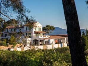 Exterior - im Herzen eines Weinguts, Terrasse und Balkon mit Bergblick, Schwimmbad by Interhome (Le Pradet)