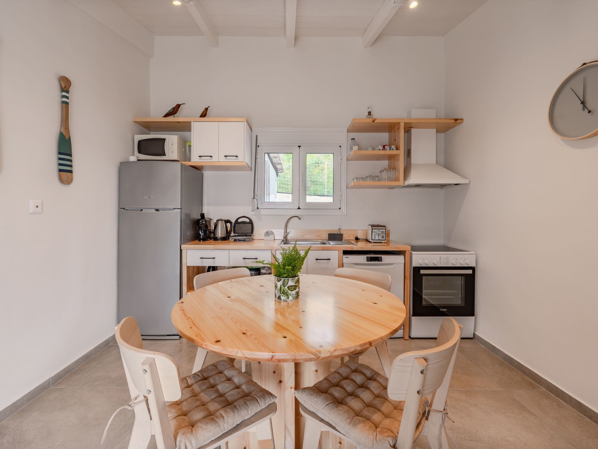 Réfrigérateur, four à micro-ondes, un four, lave-vaisselle