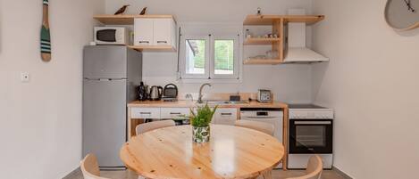 Réfrigérateur, four à micro-ondes, un four, lave-vaisselle