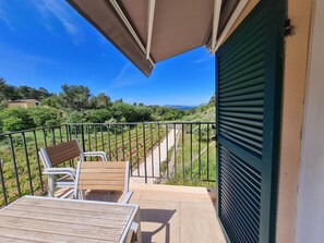 Terrace/patio - im Herzen der Weinberge, große Terrasse mit atemberaubendem Blick auf das Meer, by Interhome (Le Pradet)