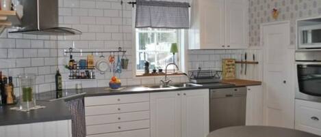 Kylskåp, mikrovågsugn, ugn och diskmaskin