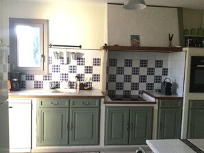 Jääkaappi, mikroaaltouuni, uuni, astianpesukone