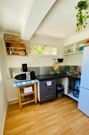 Fridge, microwave, cookware/dishes/utensils - Appartement Fanny in der wunderschönen Bucht von Niolon by Interhome (Le Rove)