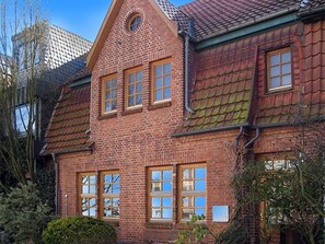 Exterior - Zentrale Wohnung mit Klavier, Kunst und Design by Interhome (Bremerhaven)