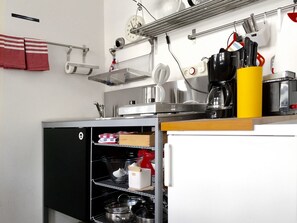Réfrigérateur, micro-ondes, batterie de cuisine, vaisselle et ustensiles