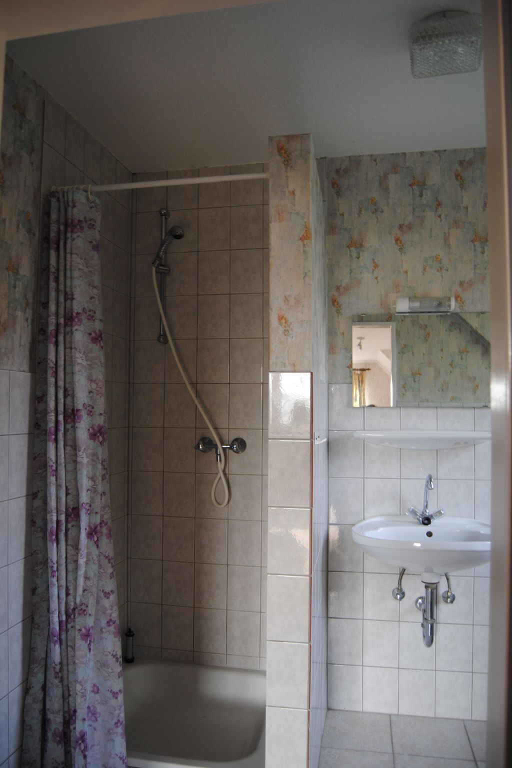 Ein Badezimmer mit Dusche, Badewanne und Waschbecken.