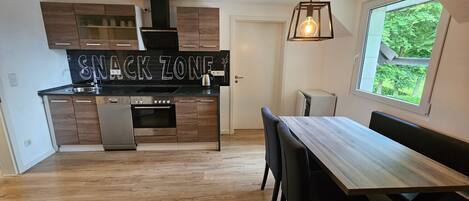 Kjøleskap, mikrobølgeovn, ovn og oppvaskmaskin