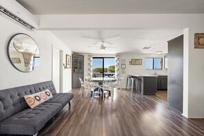 Älytelevisio, takka, kirjoja