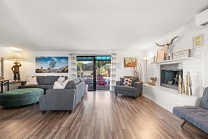 Älytelevisio, takka, kirjoja