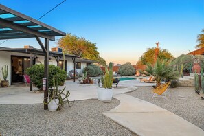Terrace/patio - Pool, pickleball, views, stars, sunsets, perfect (Twentynine Palms)