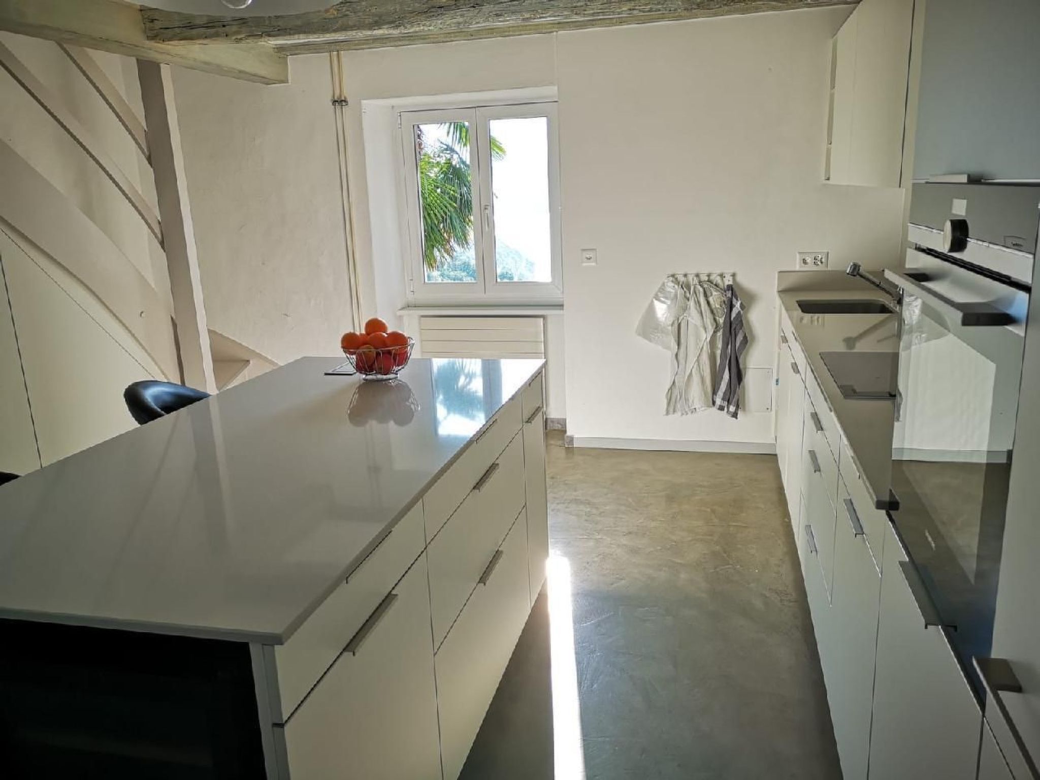 Een koelkast, een microgolfoven, een oven, een vaatwasser