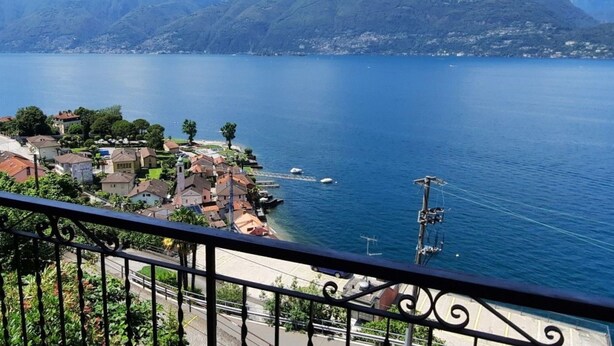 Un borgo costiero con vista su un lago e montagne.