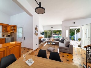 TV - Ixian Bliss Pool Villa by Interhome (Ialyssos)