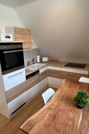 Kühlschrank, Mikrowelle, Ofen, Geschirrspüler