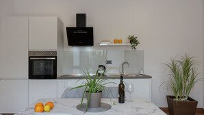 Kühlschrank, Ofen, Geschirrspüler, Kochgeschirr/Geschirr/Besteck