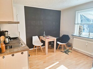 Kühlschrank, Ofen, Kochgeschirr/Geschirr/Besteck