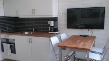 Kylskåp, mikrovågsugn, ugn och grytor/köksredskap