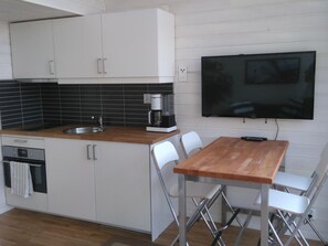 Kylskåp, mikrovågsugn, ugn och grytor/köksredskap