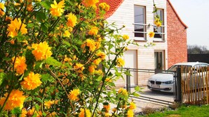 A house with a red roof, white walls, and a car parked in front. - Komplett neue ländliche Unterkunft im Cottage-Stil Komfort by Interhome (Ellezelles)