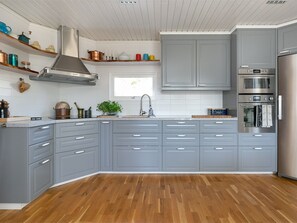 Jääkaappi, mikroaaltouuni, uuni, astianpesukone